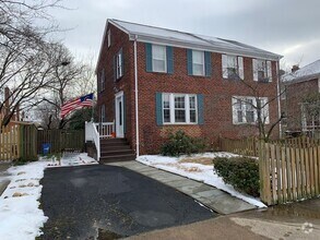 Building Photo - Beautiful 2 Bedroom 1 Bathroom End Unit, B...