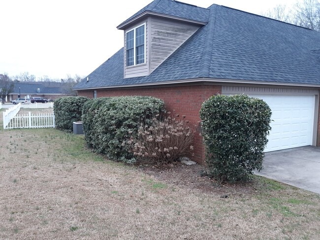 Building Photo - Lovely Brick Home Close to Shaw Air Force ...