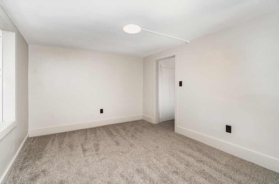 Building Photo - 324 Armstrong St