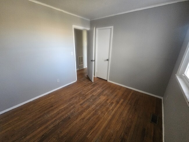 Building Photo - 307 Best St