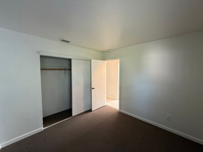 Building Photo - Single story in Modesto!