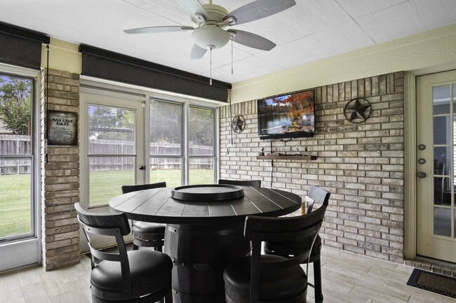 Building Photo - "Spacious 4-Bedroom Home with 3 Full Baths...