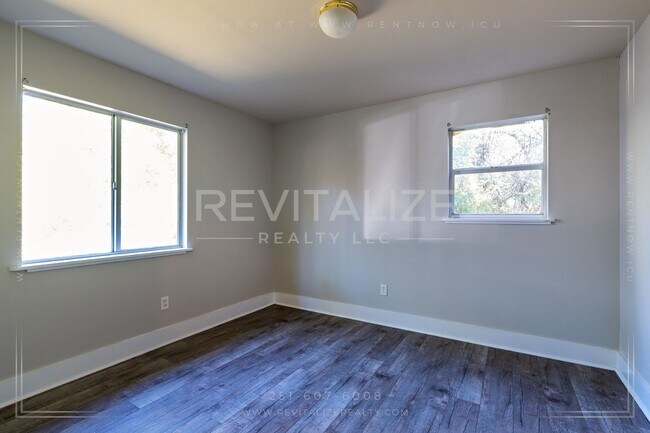 Building Photo - 1746 Cody Rd N
