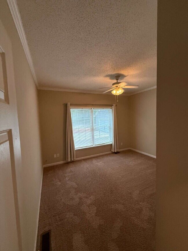 Building Photo - "Charming 4-Bedroom Sanctuary with 2 Full Baths in Beaufort – Spacious 2106 Sq Ft Haven!"