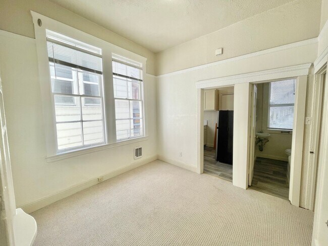 Building Photo - 585 Birch St