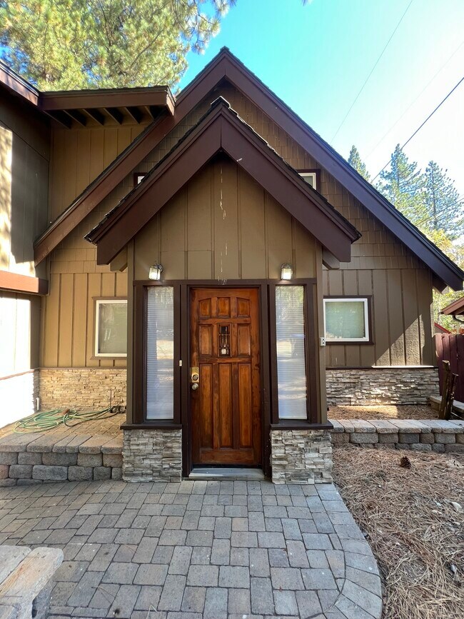 Building Photo - 933 Edgewood Cir