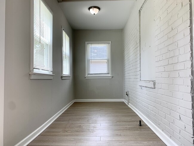 Building Photo - Beautifully Updated 2BD/1BA Home