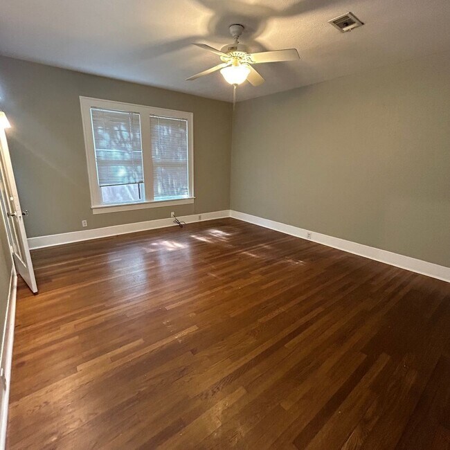 Building Photo - Large 5 bed house in the hart of West Campus.