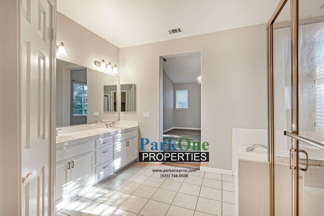 Building Photo - Nicely Updated 3/3 In San Ramon!