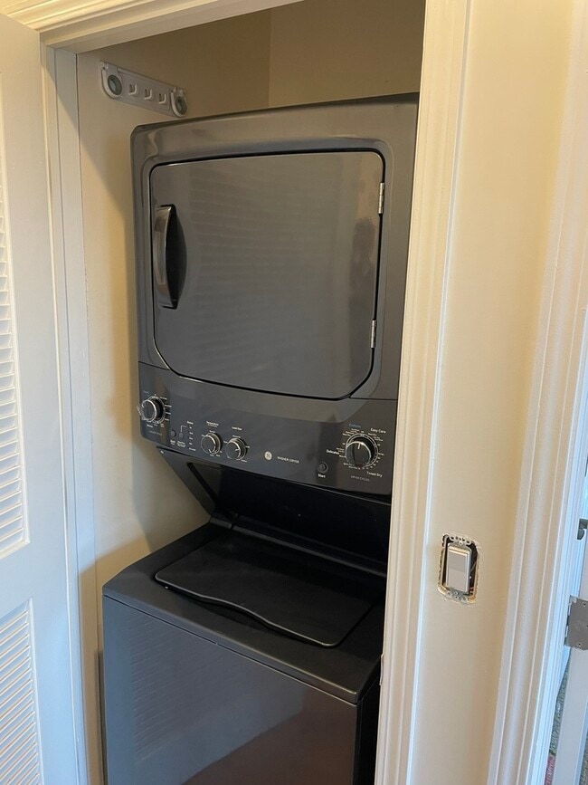 Building Photo - 4165 S Ellis Ave