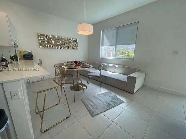 Building Photo - 728 SE 14th Ct