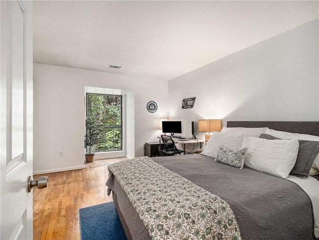 Building Photo - 3307 Pine Heights Dr NE