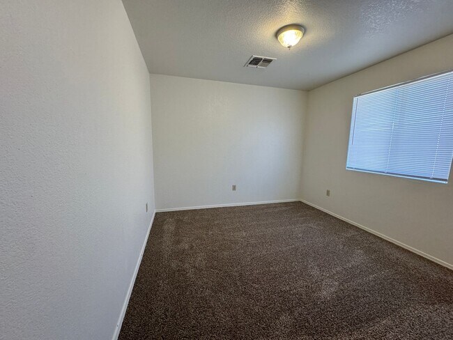 Building Photo - 3BR Duplex with gated yard and Garage