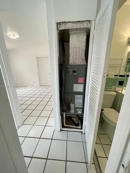 Building Photo - 2431 Plunkett St