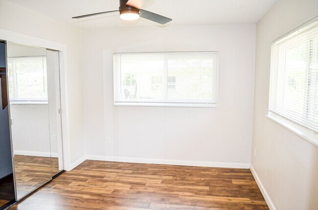 Building Photo - Hazel Heights 3 bedroom 2 bath concrete bl...