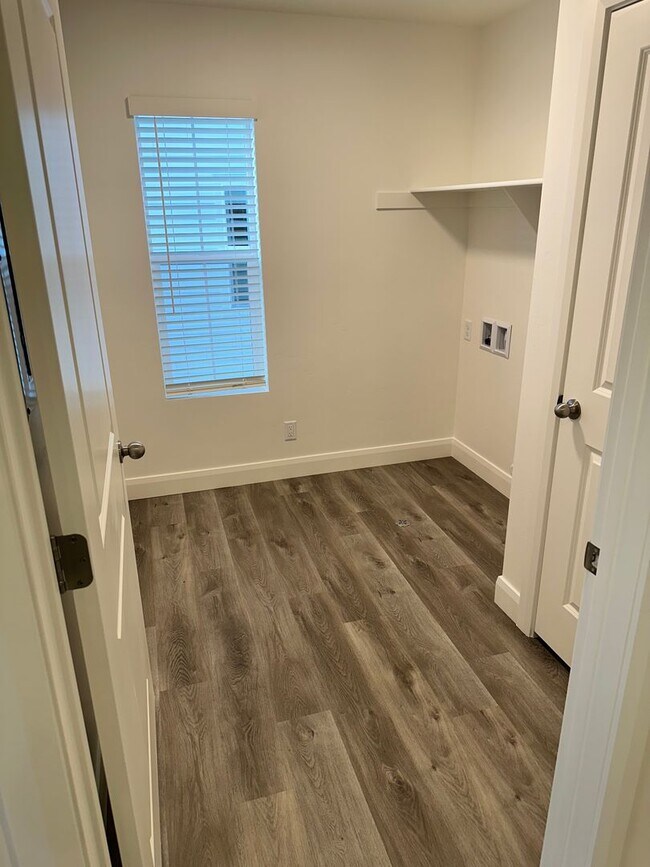 Building Photo - 3 Bedroom Home in Desert Color with Lagoon Access! End Unit!