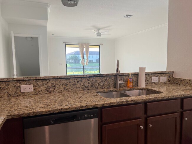 Building Photo - 3BR/2.5BA/1CG Townhome in Gran Paradiso