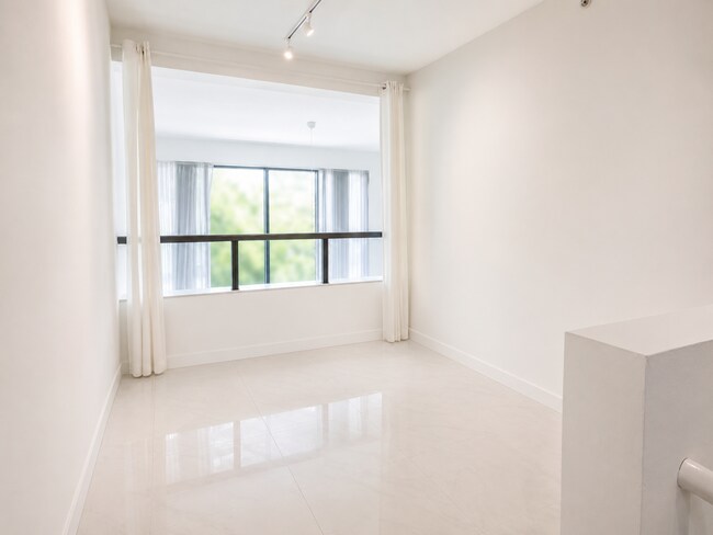 Building Photo - 6000 Collins Ave