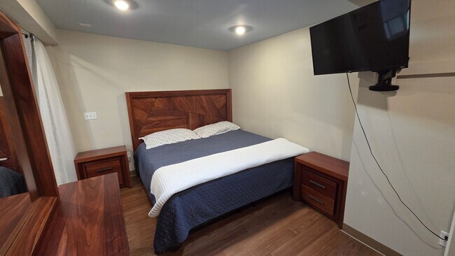 Building Photo - Spacious and Cozy studio!