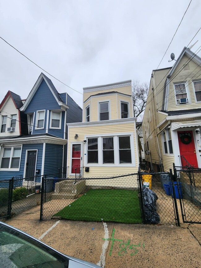 Primary Photo - 17 Claremont Ave