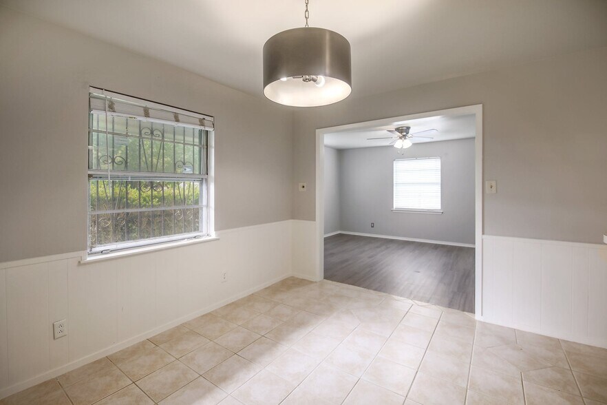 Building Photo - 1117 Colony N Dr