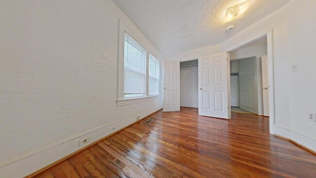 Building Photo - 927 E Dayton Ave