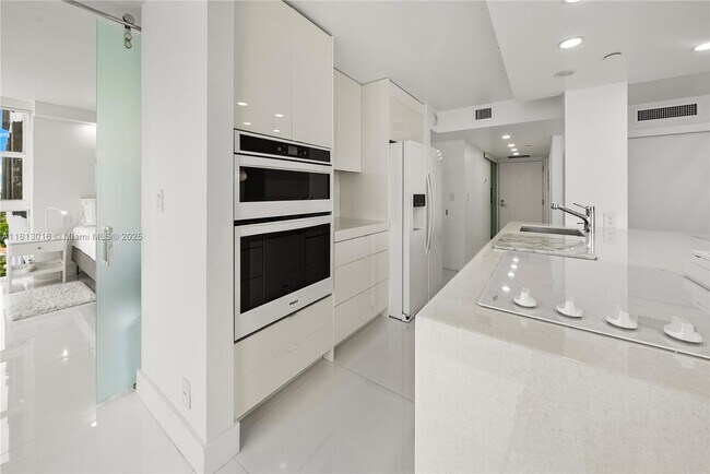 Building Photo - 2555 Collins Ave