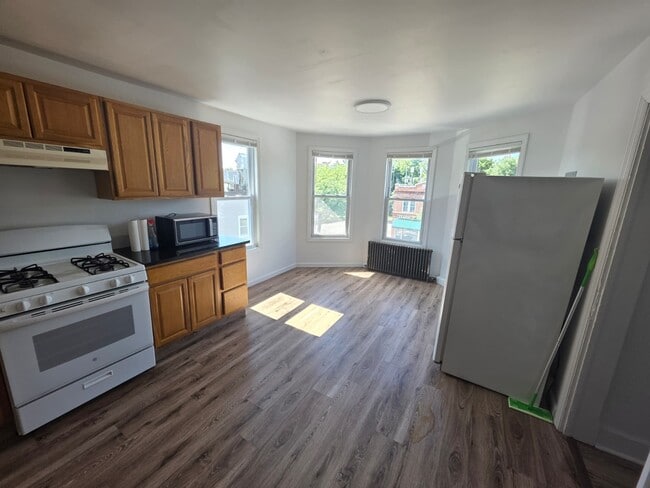 Building Photo - 126 Raritan Ave