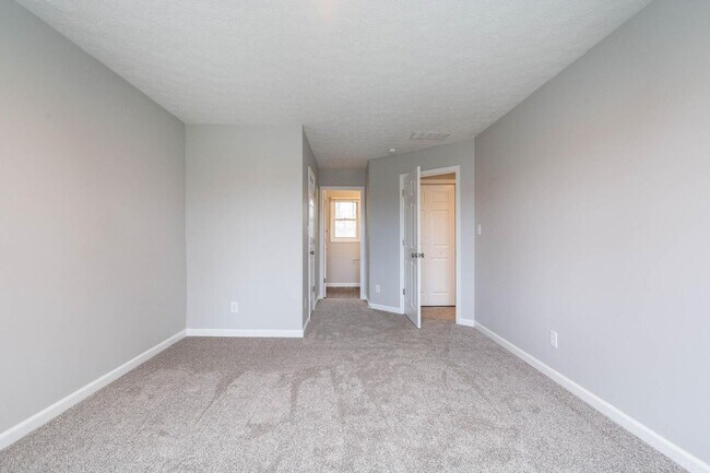 Building Photo - Willow Court Bloomington