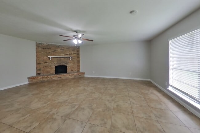 Building Photo - 5030 Ridgecreek Dr