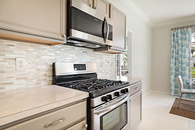 Building Photo - 1422 Fairway Cir