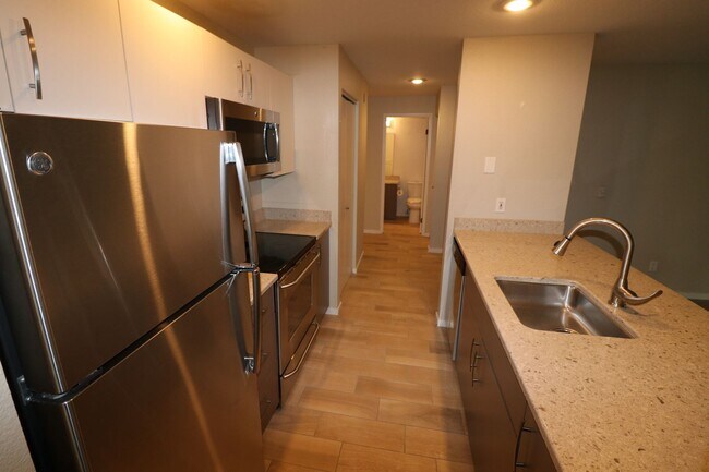 Building Photo - Spacious 1 Bed 1 Bath Corner Unit in North...