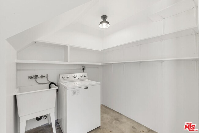 Building Photo - 1122 S La Peer Dr