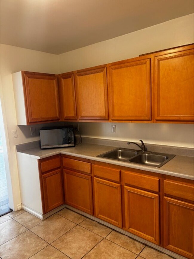 Building Photo - Spacious 1-Bedroom Apartment in Van Nuys – Second floor
