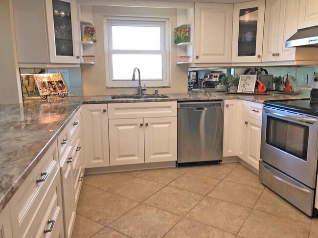 Building Photo - 160 Columbia Dr