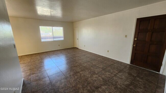 Building Photo - 810 S Kolb Rd