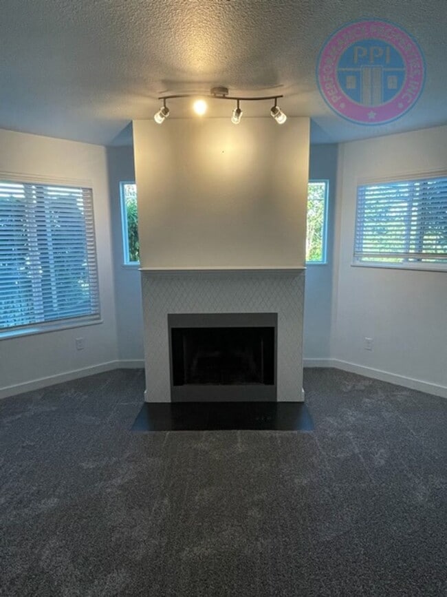 Building Photo - Desirable West Linn Location / Walk To The...