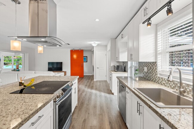 Building Photo - 113 Park Ln E