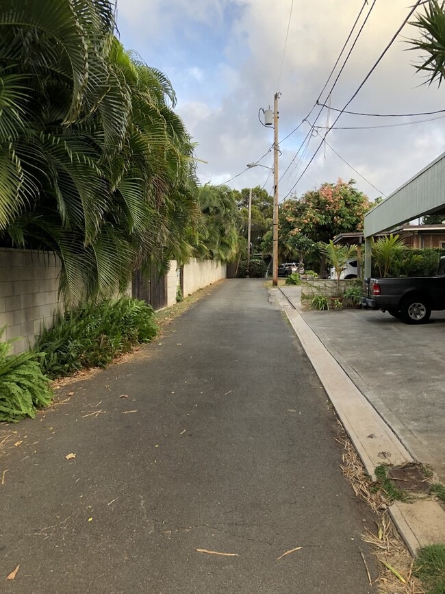 Building Photo - Pet Friendly on a Quiet Beach Lane