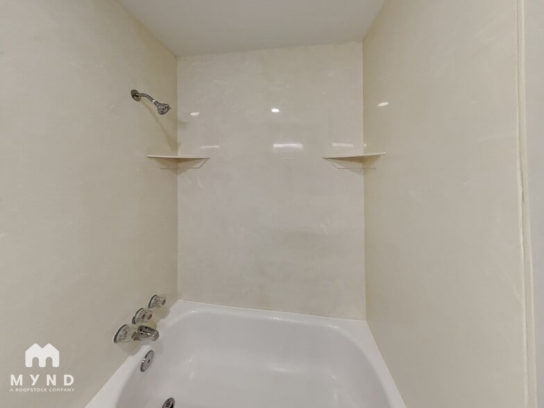 Building Photo - 14839 Greenvalley Dr