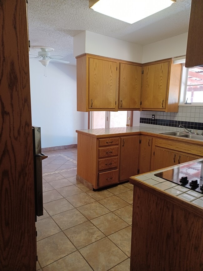 Building Photo - 601 Prairieview Dr