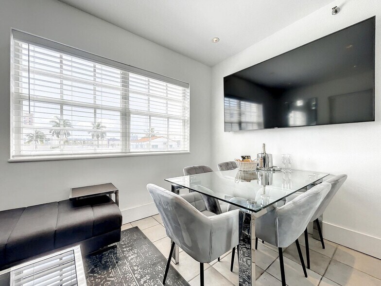 Building Photo - 825 Jimmy Buffett Mem Hwy