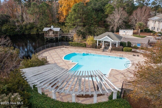 Building Photo - 2537 St James Dr SE