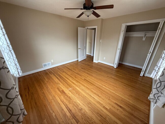 Building Photo - Great Opportunity in Lakeside area