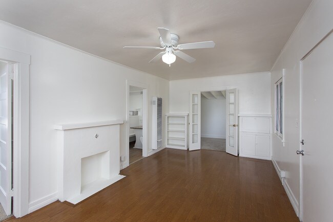 Building Photo - *2 WEEKS FREE!* Cottage in La Jolla w/ Den...