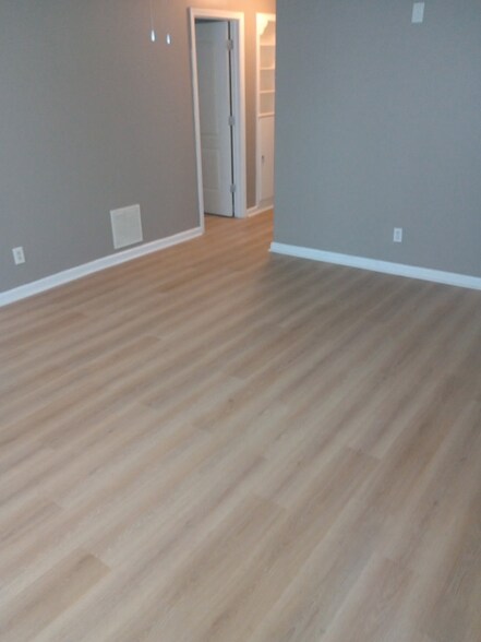 Building Photo - 2145 Admiral Dr