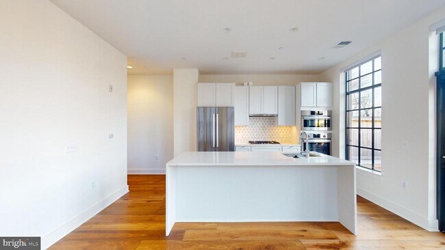 Building Photo - 1312 King St