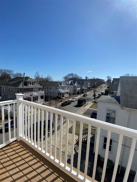 Building Photo - 258 Belmont St
