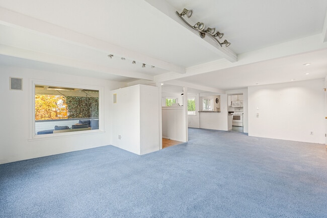 Building Photo - 6807 Aurora Ave N