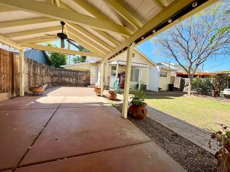 Huge covered patio with ceiling fans and PRIVATE LAUNDRY - 822 E Whitton Ave